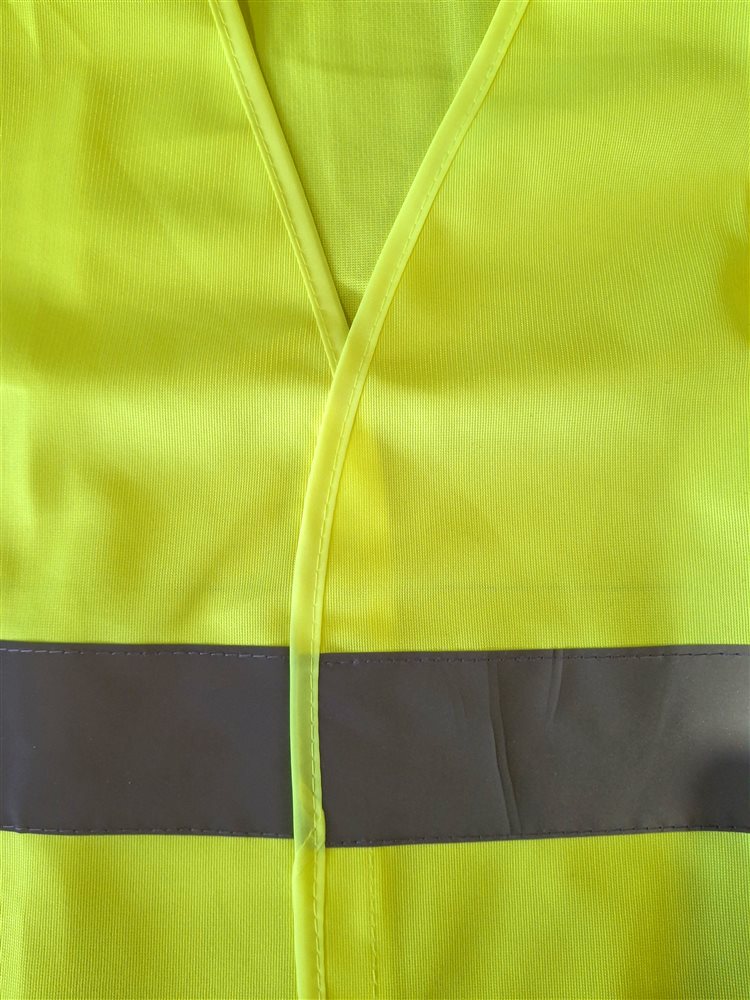 Gros plan sur l'ouverture et les finitions du gilet HVW102