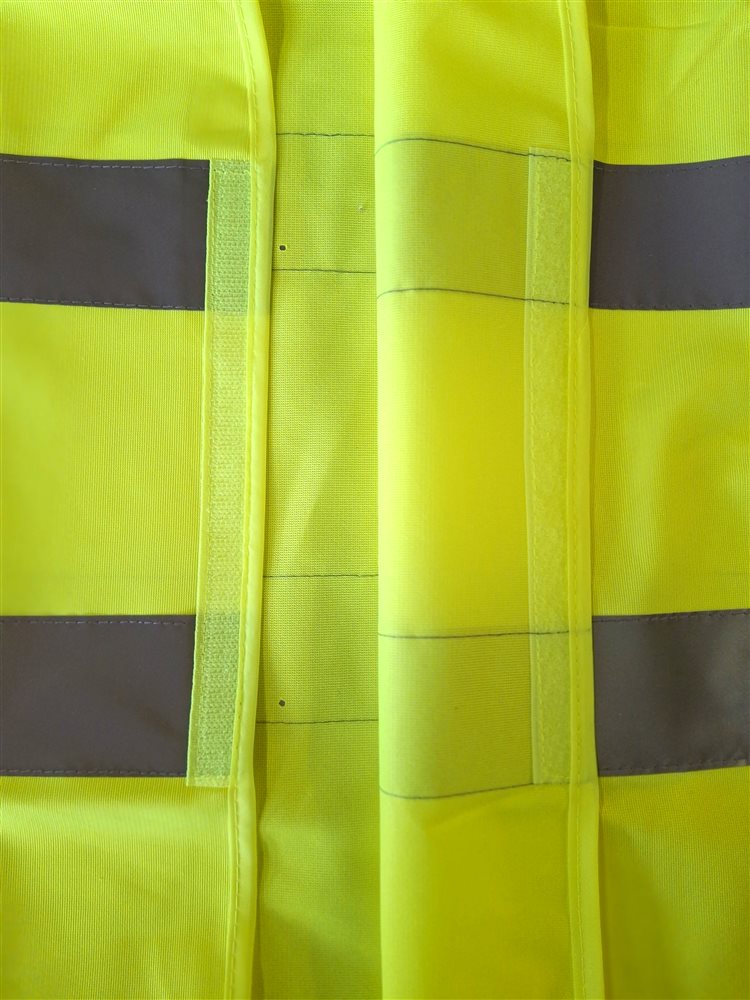 Gros plan sur la fermeture velcro du gilet HVW102