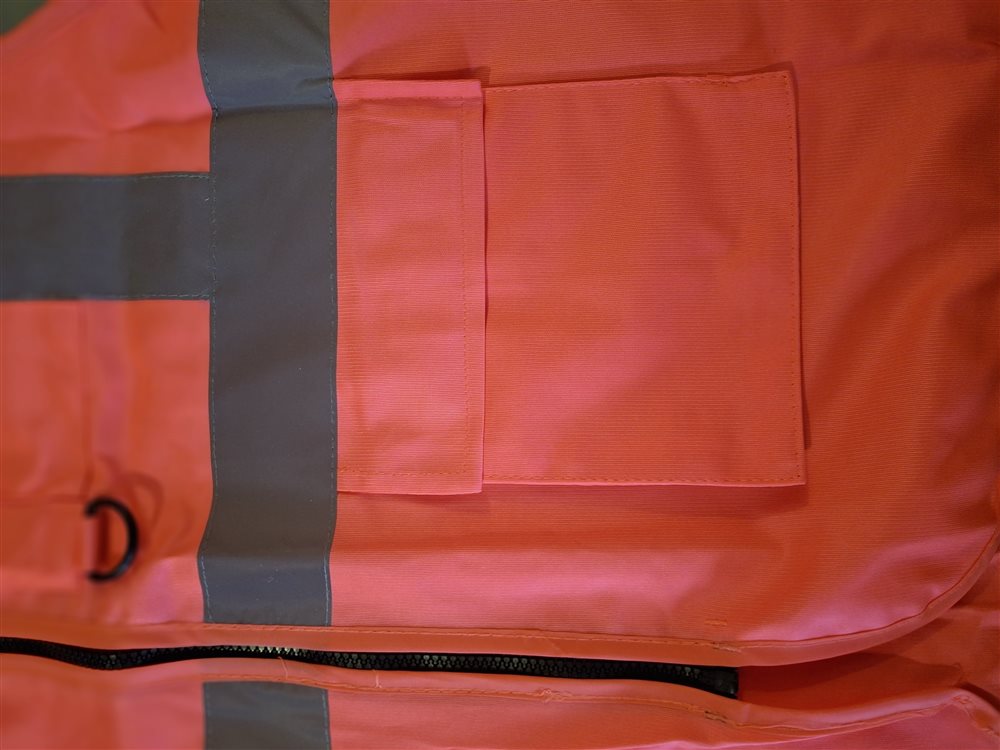 Gros plan sur la poche avant du gilet de sécurité HVW801