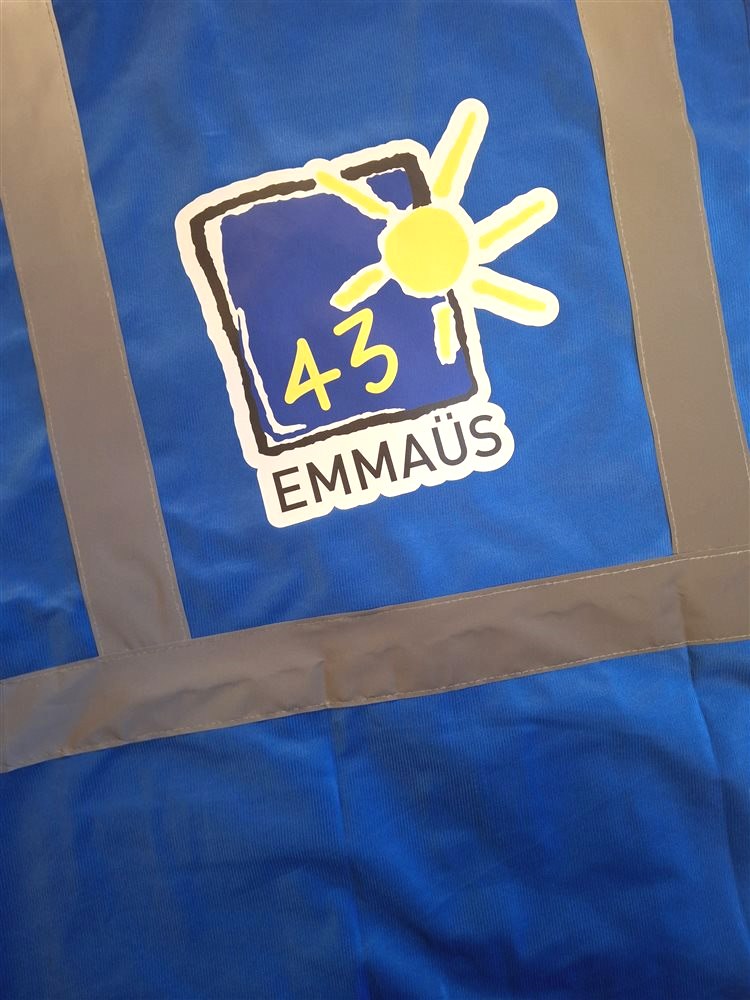 Gilet de sécurité HVW801 bleu royal personnalisé avec le logo Emmaüs 43 au dos