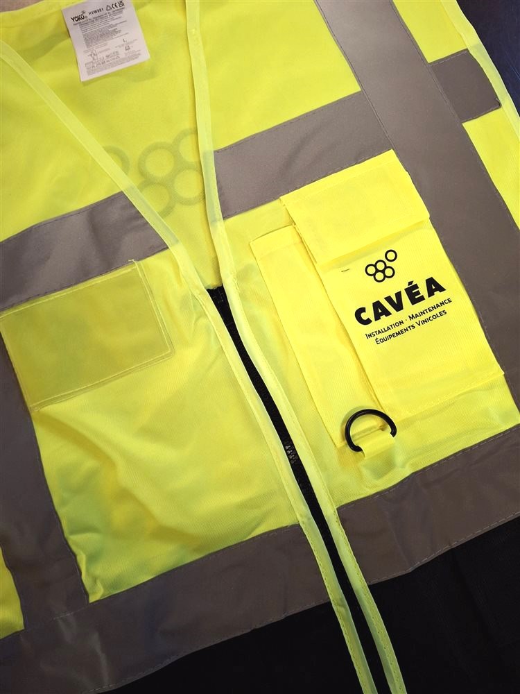 Gilet de sécurité HVW801 jaune fluo personnalisé avec le logo CAVÉA au cœur