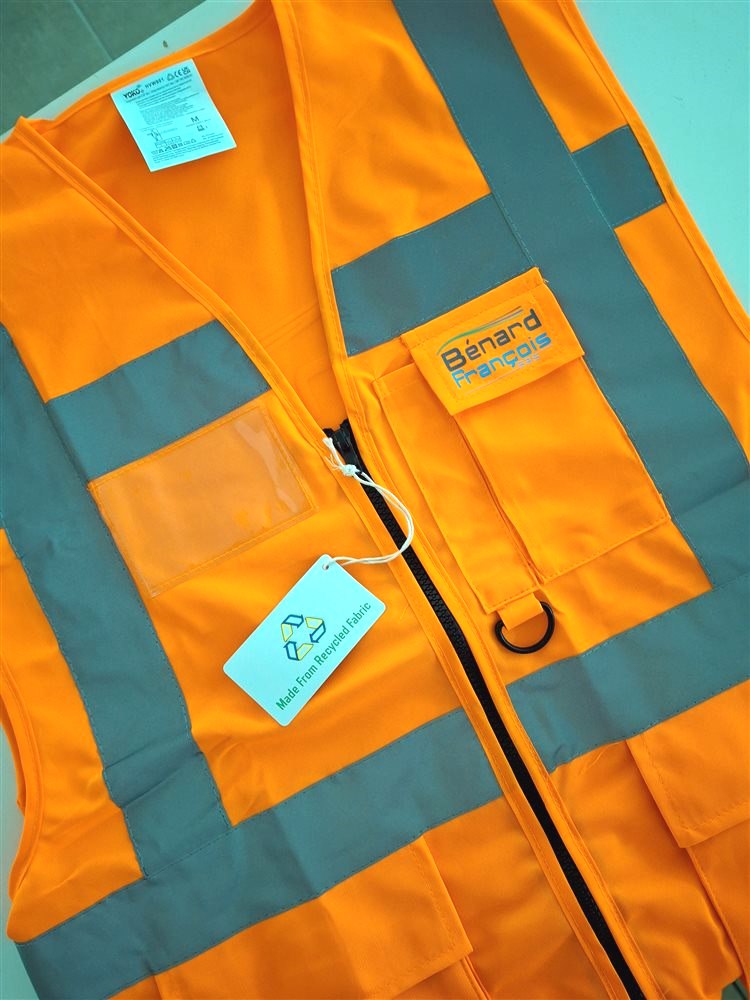 Gilet de sécurité HVW801 orange fluo personnalisé avec le logo Bénard François au cœur