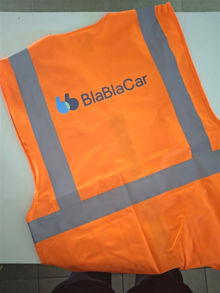 Gilet de sécurité HVW801 orange fluo personnalisé avec le logo BlaBlaCar au dos