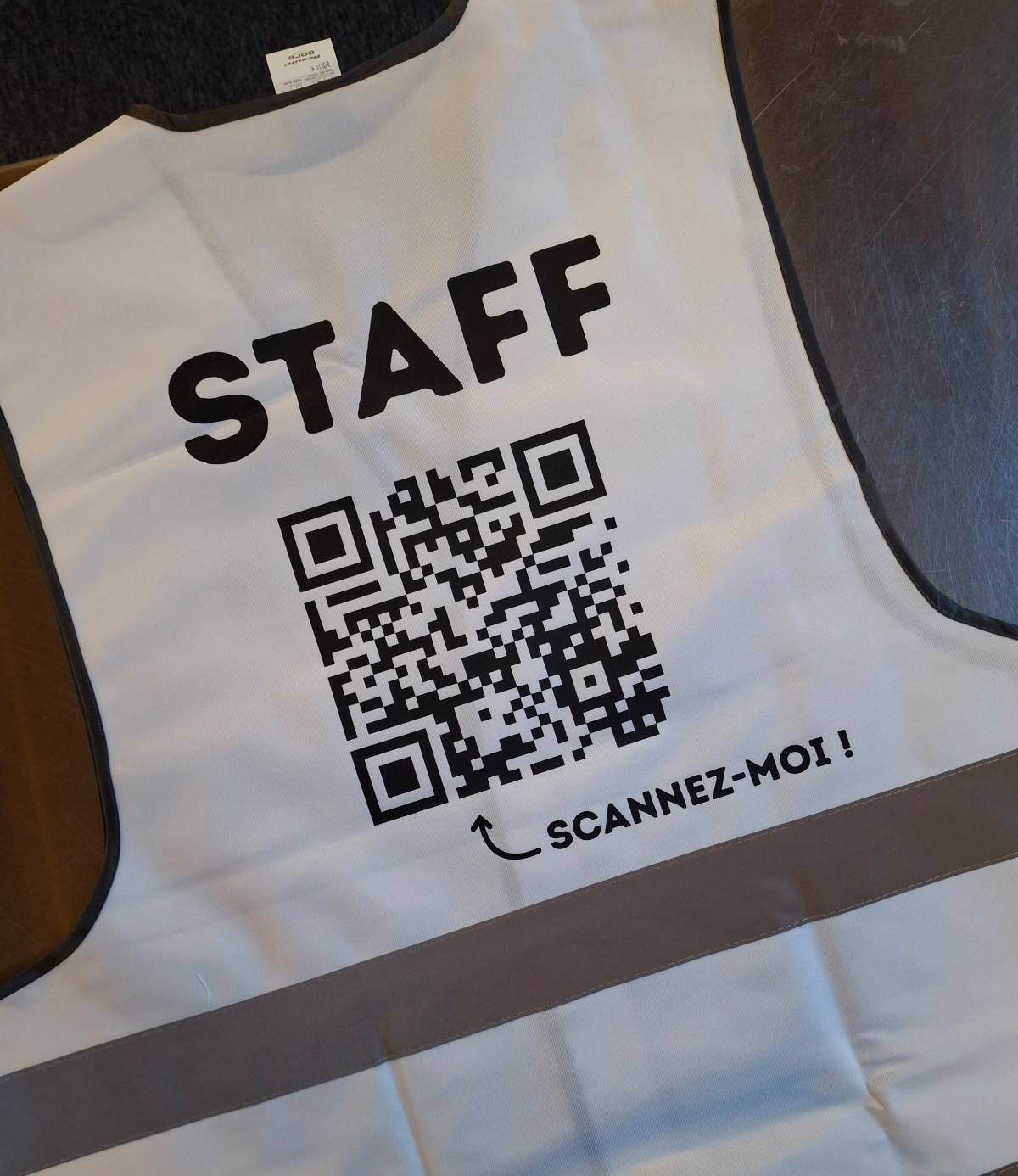 Impression au dos sur un gilet de sécurité blanc avec 2 bandes rétro-réfléchissantes de la marque Result